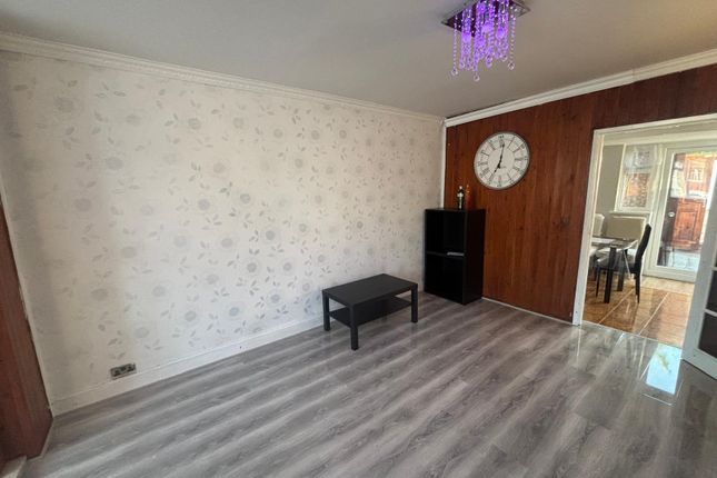 00, Roland Avenue, Coventry photo 2
