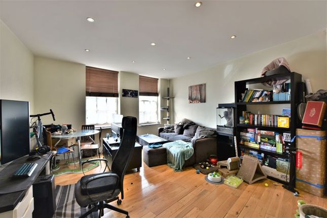 Apt 8, 50 Clasketgate, Lincoln photo 4