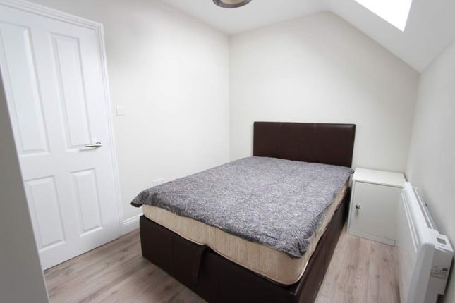 Thumbnail Flat to rent in Chase Side, London