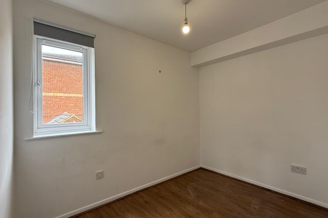 54 Walpole Road, Slough photo 3