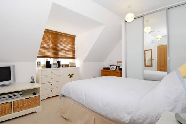 Flat 6 James House, Webb's Road, London photo 5