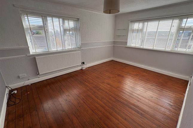 Flat, 45, Cardigan Close, Batley photo 2