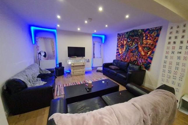 Contemporary Living Room Featuring Comfortable Bla...