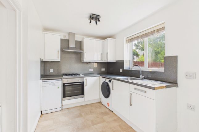 1, Frensham Close, Hull photo 3
