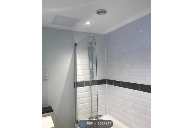 A High Street Flat, Andover photo 3