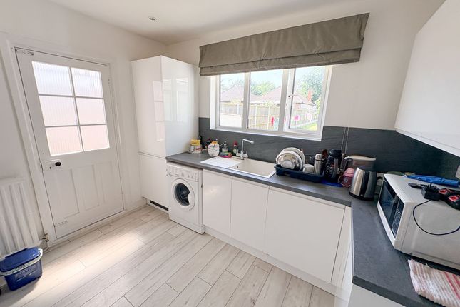 41, Eastbourne Grove, Westcliff-On-Sea photo 4