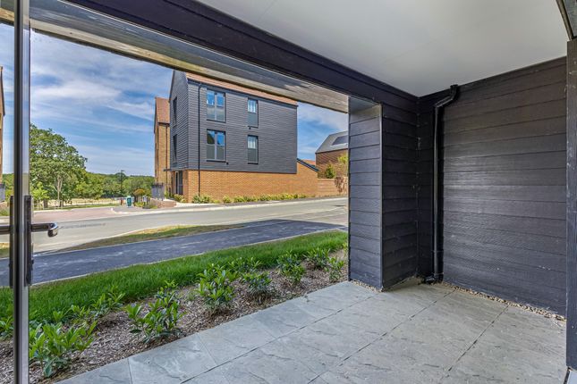 176 eastbridge avenue - ravenhouse 2 bed 758sqft, Leaf Living  Oakhurst at Brookleigh, Burgess Hill RH15, Burgess Hill photo 4