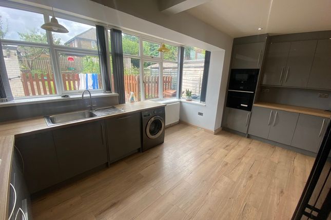 27, Priesthorpe Avenue, PUDSEY photo 3