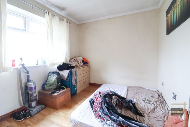 End terrace house for sale in Compton Crescent, Northolt