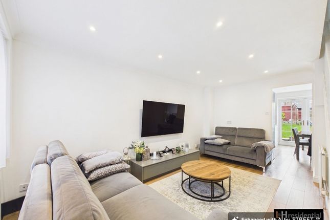 3 Oberon Close, Borehamwood photo 3