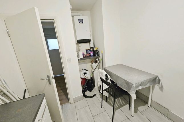 Room to rent in White Church Lane, London
