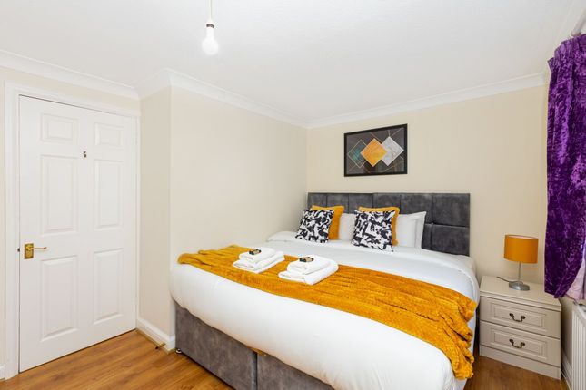 Flat to rent in Pheasant Close, London