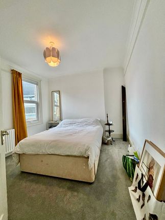 Flat to rent in Drayton Road, London