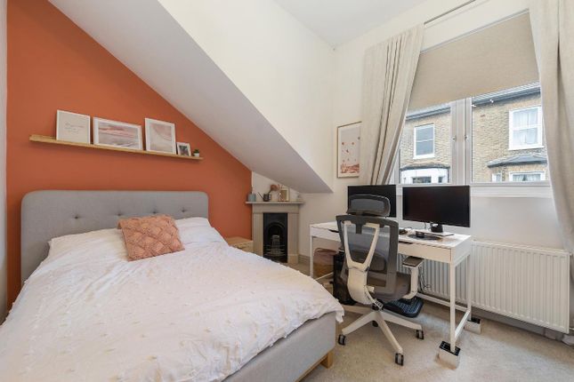 Flat to rent in Waldegrave Road, London