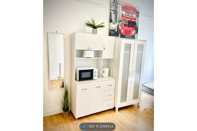 Vacant Double Room With Fridge/Freezer