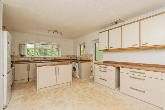 78, Harpesford Avenue, SURREY photo 4