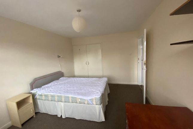 A Spacious And Tidy Double Bedroom, Perfect For St...