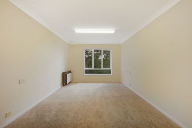 21 Langdale Court, Ilford photo 3