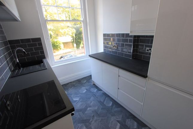 Flat 3, 10 Woodland Road East, Colwyn Bay photo 4
