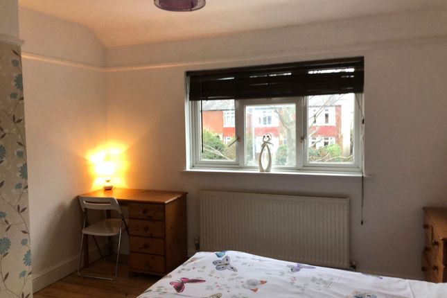 Room 3: 307,, Cherry Hinton Road, Cambridge photo 4