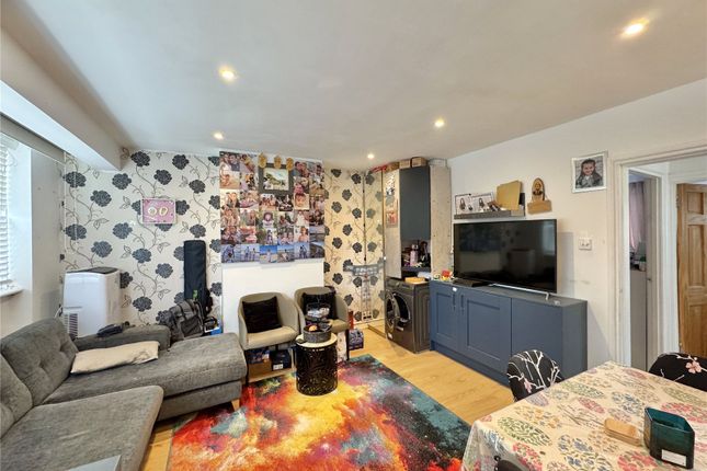 12, Park Avenue Maisonettes, Bushey photo 3