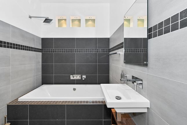 Flat 5, Cedar House Marloes Road, London photo 3