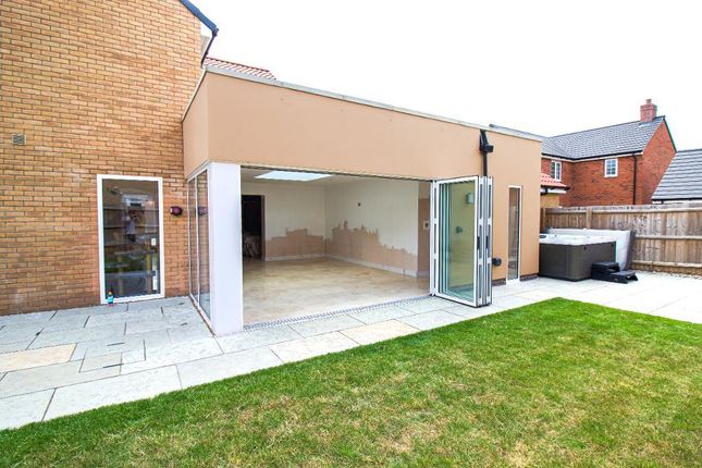 2 Mossop Close, Deeping St James photo 4