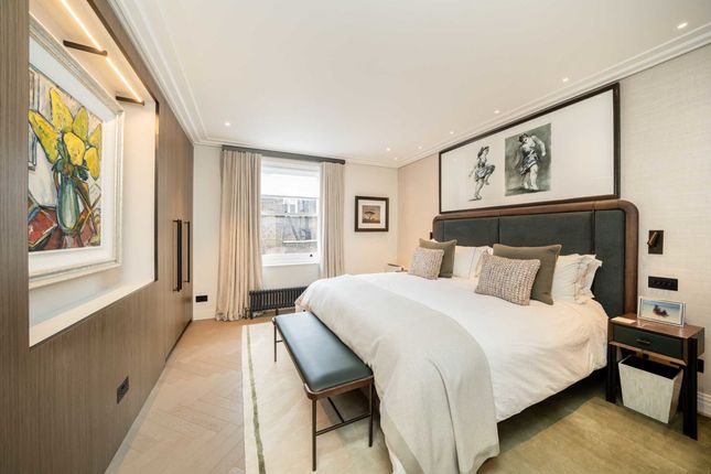 Flat for sale in Balfour Place, London