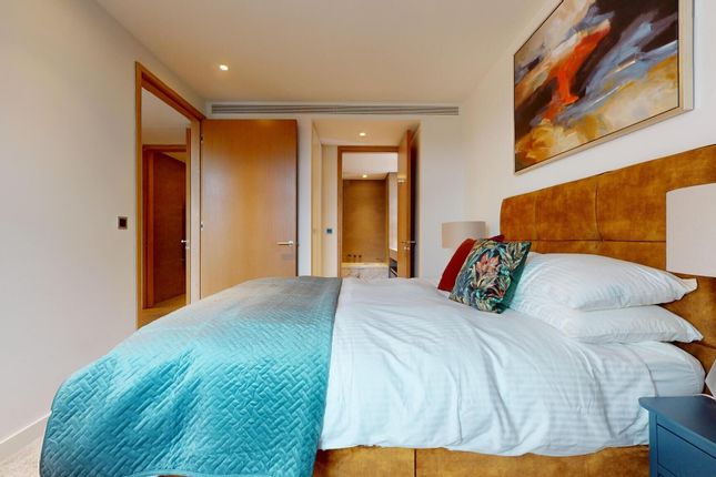 Flat to rent in Principal Tower, 2 Shoreditch High Street, London