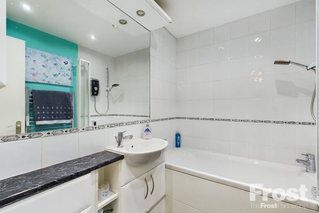 2, Romana Court, Staines-upon-Thames photo 4