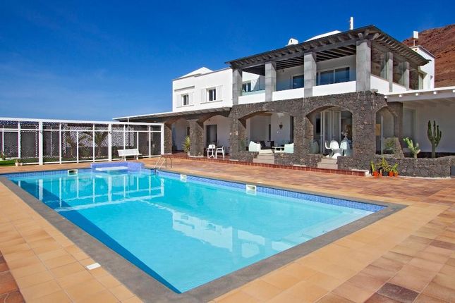 Villa for sale in Los Arcos, Playa Blanca, 35580, Spain