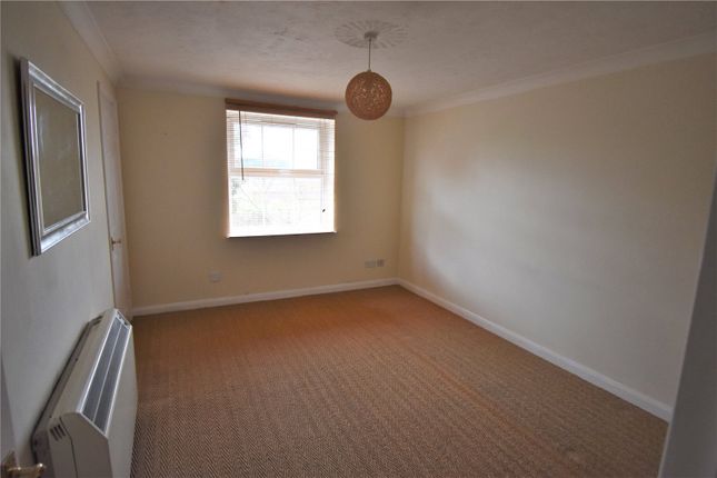 Flat to rent in Stour Road, Harwich, Essex