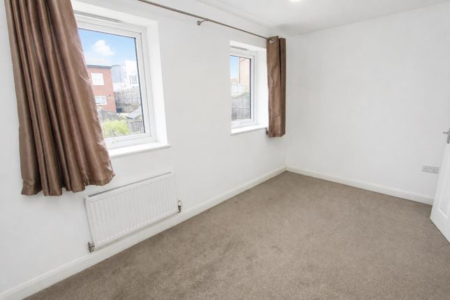 6 Parkside Court Seacroft, Leeds photo 4