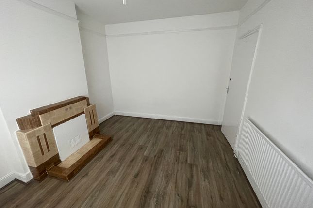 25, Newcombe Road, Luton photo 3