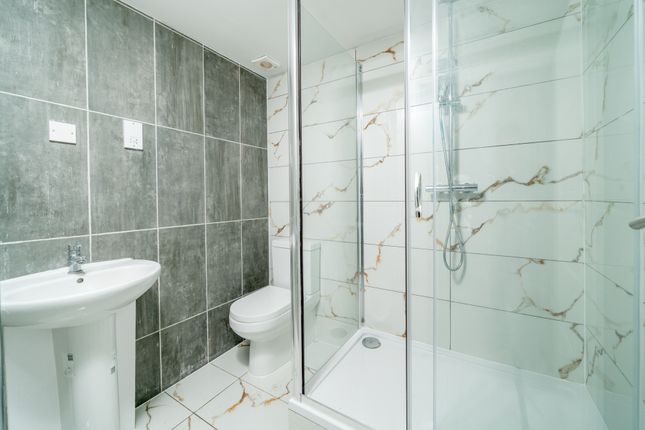 33, Wainfleet Avenue, Romford photo 4