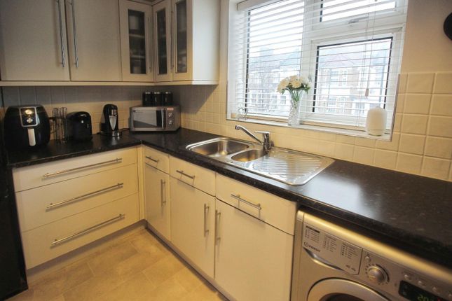 3 Rusheymead House, Plumstead High Street, Plumstead photo 3