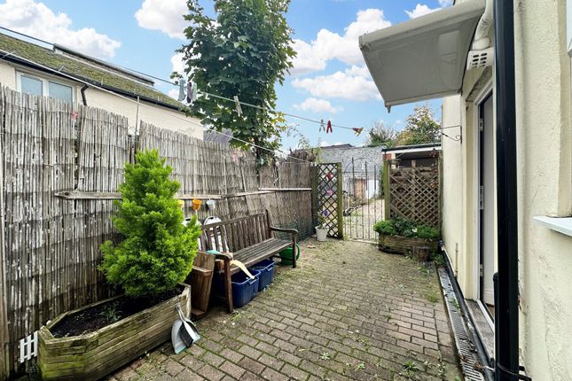 65, Victoria Road, Aldershot photo 4