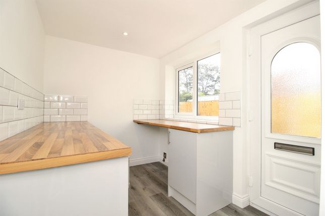 11, Cross Lane, Wakefield photo 4