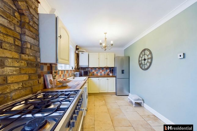 77 Linton Avenue, Borehamwood photo 2