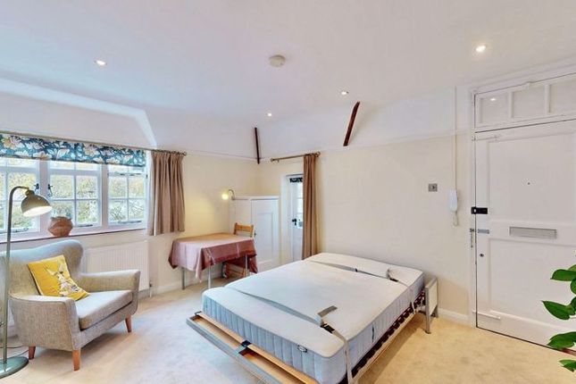 12 Barnett Homestead, Erskine Hill, Hampstead Garden Suburb photo 4