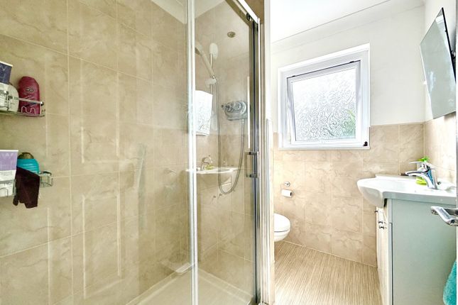 15, Hunting Gate Drive, Chessington photo 4