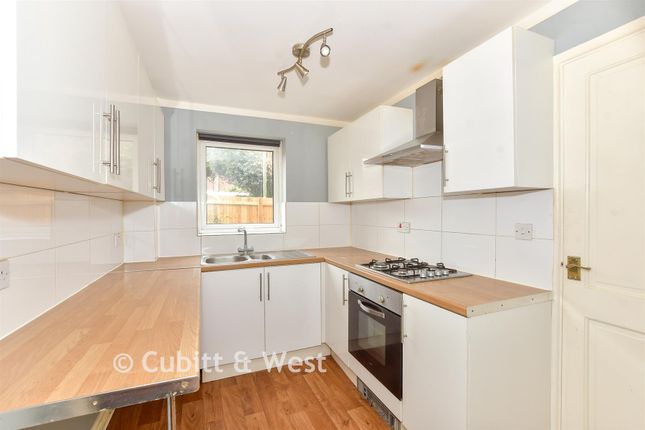 41, Starina Gardens, Waterlooville photo 3