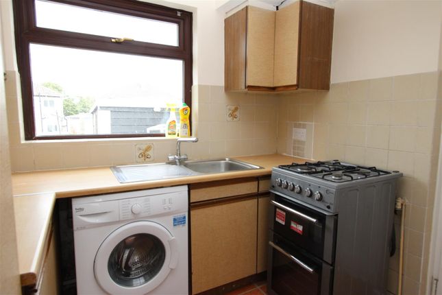 22, Stoney Ridge Avenue, Bradford photo 5