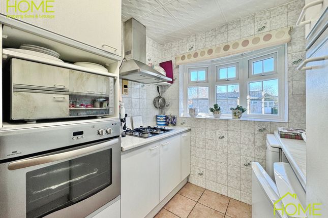 24 Bracken Dale, Leicester photo 4