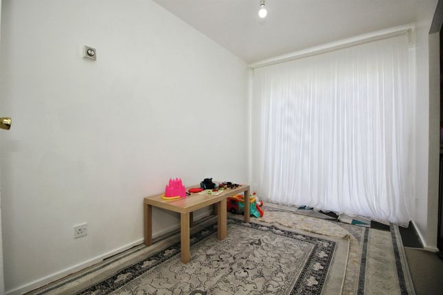 6, Livinia Grove, Leeds photo 4