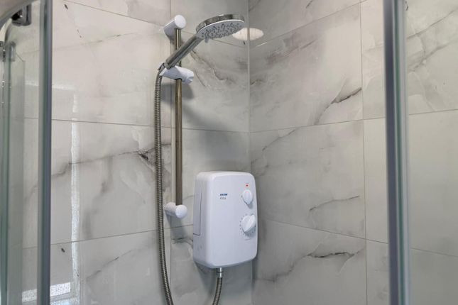 Flat 4, 22 Verdant Lane, London photo 5