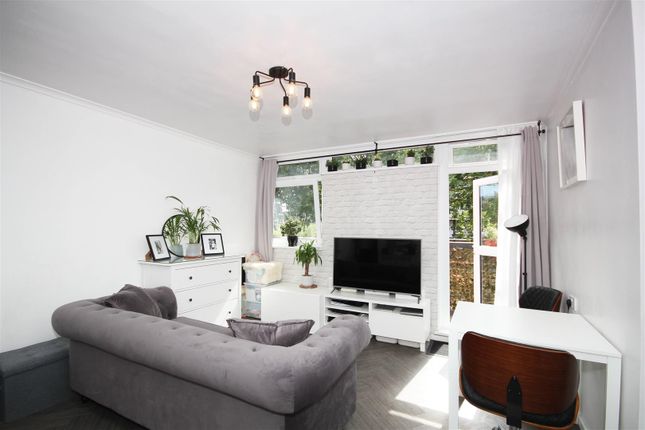 19, Edmonton Court, Canada Estate, London photo 4