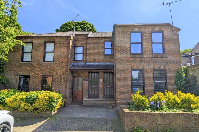 Flat to rent in Folly Avenue, St Albans, Herts
