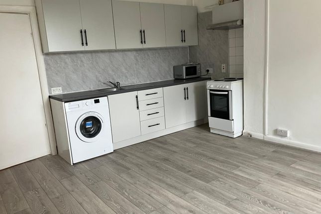 Flat to rent in Layton Road, Hounslow