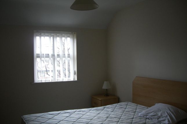 Thumbnail Flat to rent in Hadfield Close, Manchester